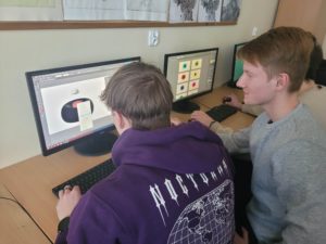 Uczniowie na warsztatach grafiki komputerowej