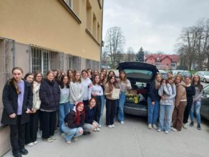 Uczniowie koła wolontariatu w ZSE